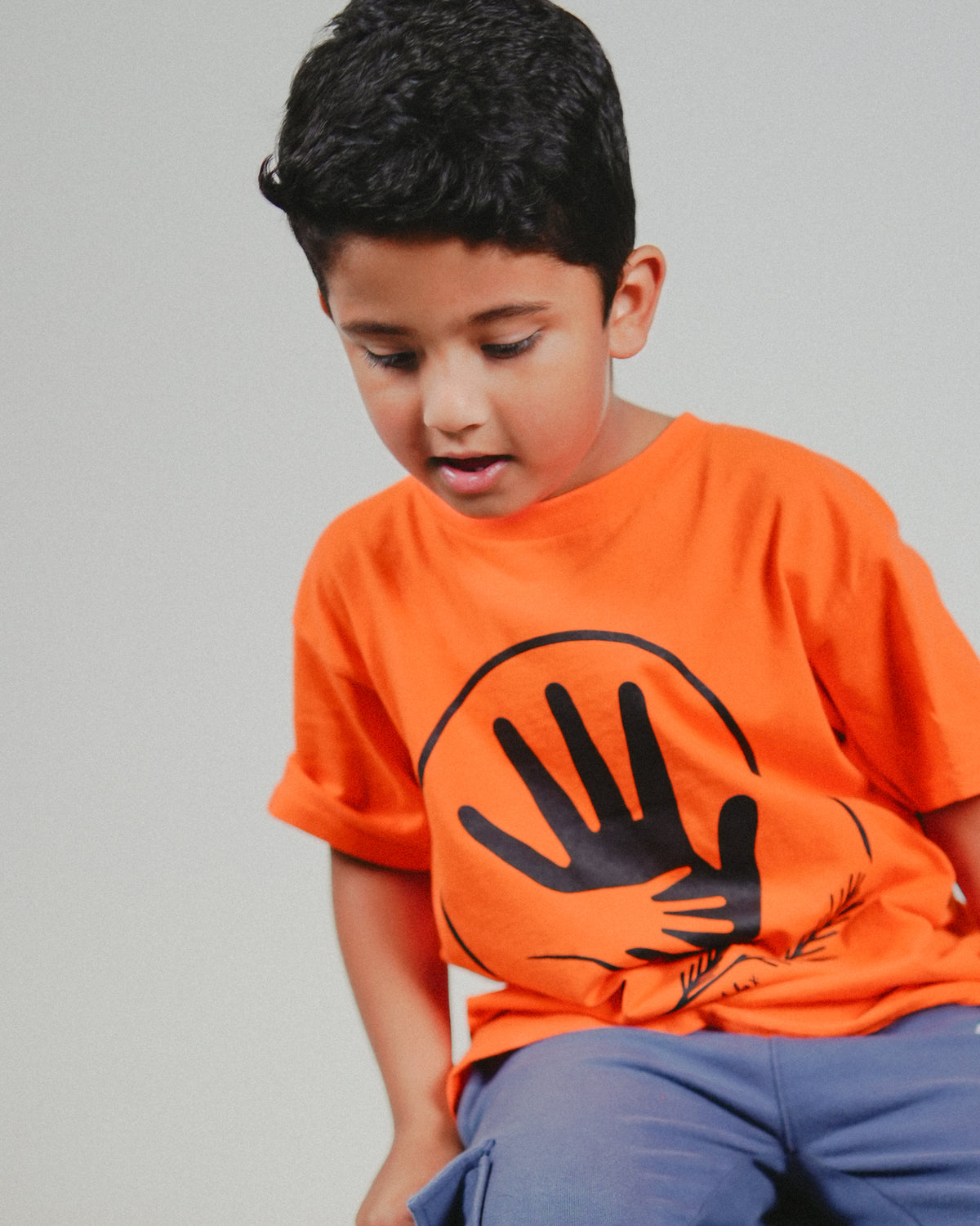 T-shirt orange à manches courtes pour enfants - Main dans la main